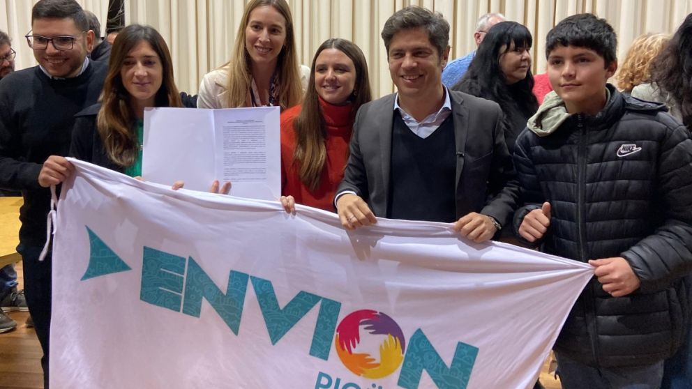 Kicillof aumentó los montos de los programas Barrios Bonaerenses y Envión